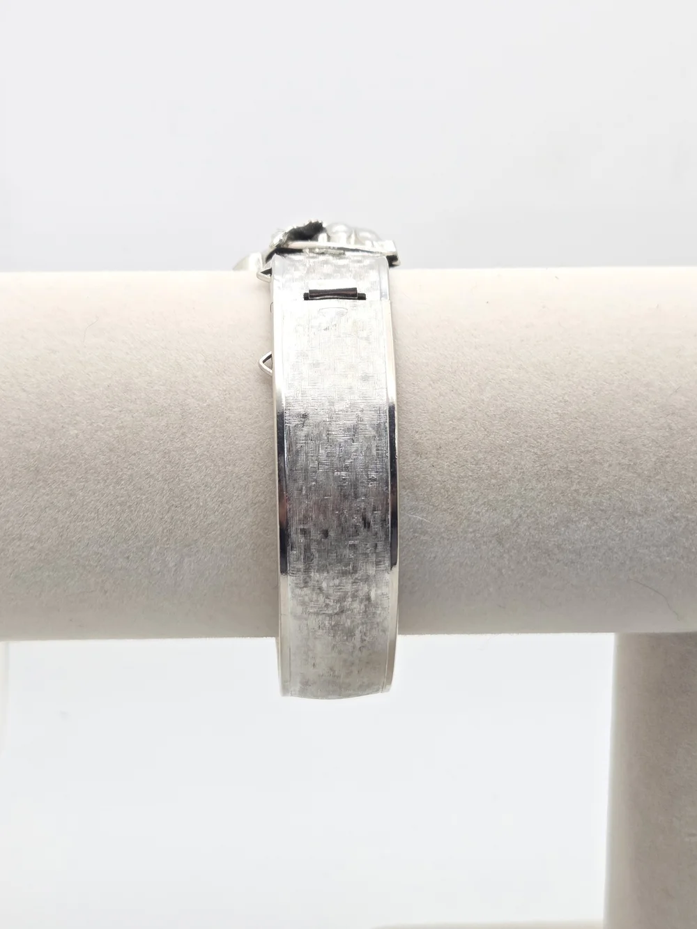 Vintage Silver Tone MCM Leaf & Feather Hinged Bangle Bracelet - Textured